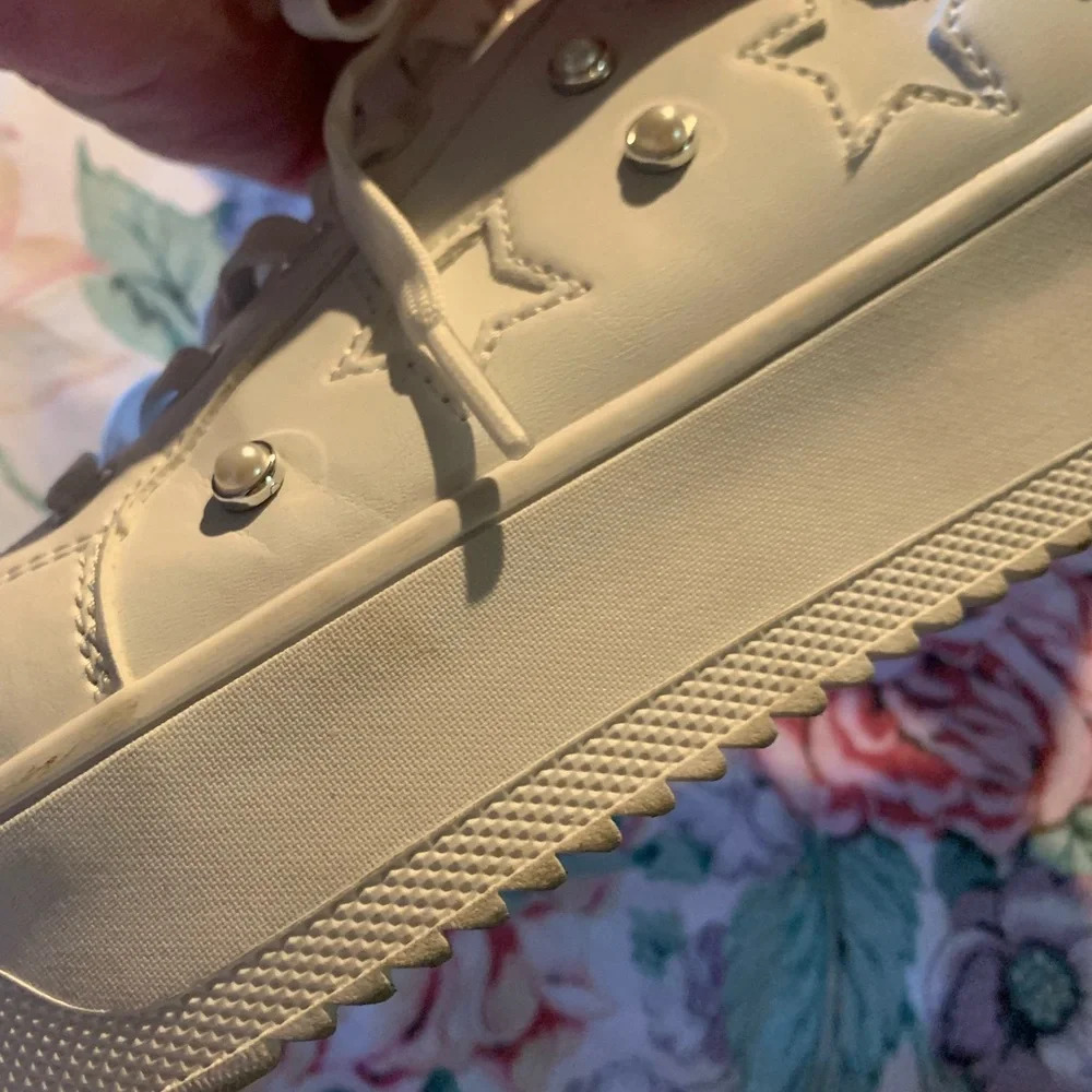 🎀SOLD🎀 Belows Memory Foam Women’s Sneakers Size 8 - Picture 3 of 9